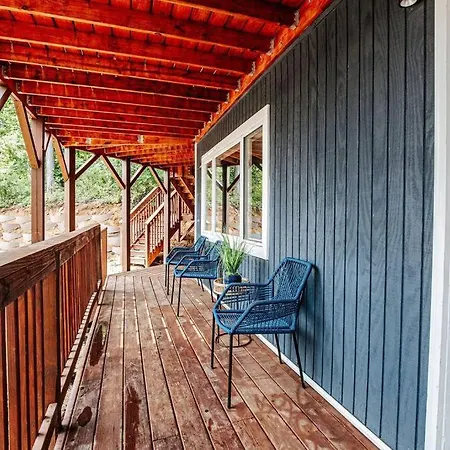 Villa Harmony Ridge Hideaway: Mountain Retreat W/Hot Tub